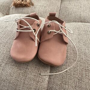 Piper Finn size 4 low top oxfords soft sole - color blush pink